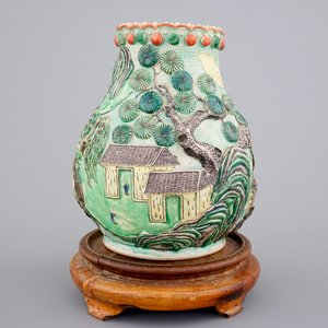 Un vase de forme hu, décor en reliëf d'un paysage, Nankin, 19ème — photo 1