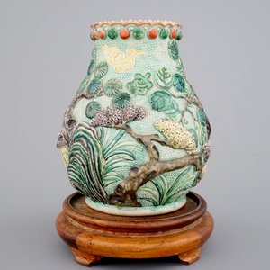 Un vase de forme hu, décor en reliëf d'un paysage, Nankin, 19ème — photo 2