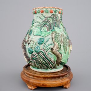 Un vase de forme hu, décor en reliëf d'un paysage, Nankin, 19ème — photo 4