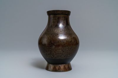Un vase de forme hu en bronze incrusté, Chine, 19ème