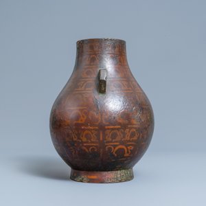 Un vase de forme 'hu' en bronze incrusté de cuivre, Chine, Ming — photo 4
