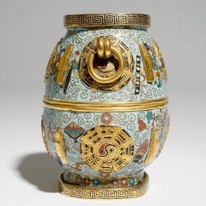 Un vase de forme hu en cloisonné et bronze doré, marque et poss. époque de Jiaqing, 19ème — photo 2