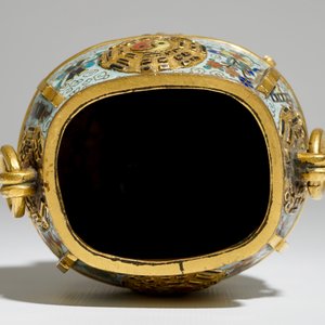 Un vase de forme hu en cloisonné et bronze doré, marque et poss. époque de Jiaqing, 19ème — photo 5