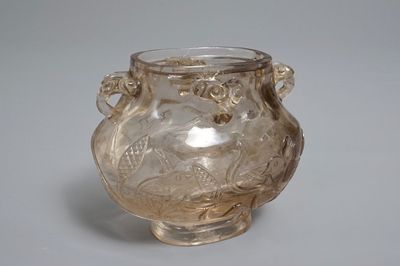Un vase de forme hu en cristal de rocher sculpté, Chine, 18/19ème