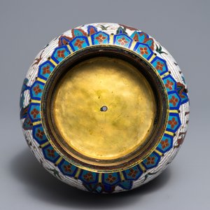 Un vase de forme hu en émaux cloisonnés à monture en bronze doré, Chine, 18/19ème — photo 7