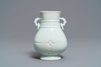 Un vase de forme hu en porcelaine blanc de Chine translucide, marque et époque de Yongzheng