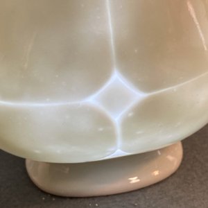 Un vase de forme hu en porcelaine blanc de Chine translucide, marque et époque de Yongzheng — photo 18