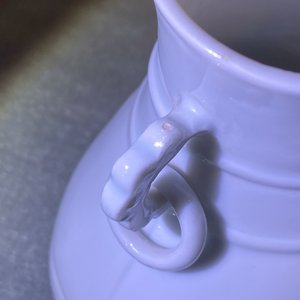 Un vase de forme hu en porcelaine blanc de Chine translucide, marque et époque de Yongzheng — photo 19