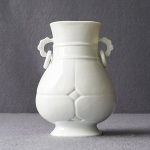 Un vase de forme hu en porcelaine blanc de Chine translucide, marque et époque de Yongzheng — photo 9