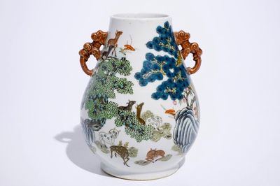 Un vase de forme hu en porcelaine de Chine à décor de cerfs dans un paysage, Tongzhi marque et poss. époque