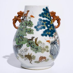 Un vase de forme hu en porcelaine de Chine à décor de cerfs dans un paysage, Tongzhi marque et poss. époque — photo 2