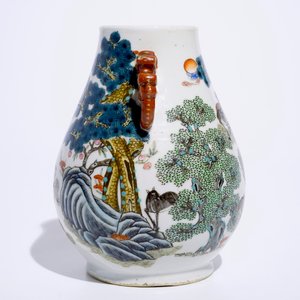 Un vase de forme hu en porcelaine de Chine à décor de cerfs dans un paysage, Tongzhi marque et poss. époque — photo 3