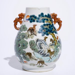 Un vase de forme hu en porcelaine de Chine à décor de cerfs dans un paysage, Tongzhi marque et poss. époque — photo 4