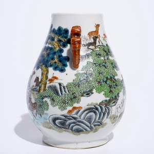 Un vase de forme hu en porcelaine de Chine à décor de cerfs dans un paysage, Tongzhi marque et poss. époque — photo 5