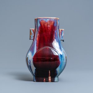 Un vase de forme 'hu' en porcelaine de Chine à émail flambé, marque de Qianlong, 19/20ème — photo 1