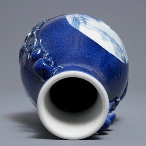 Un vase de forme hu en porcelaine de Chine à fond bleu poudré, marque de Qianlong, 19/20ème — photo 6