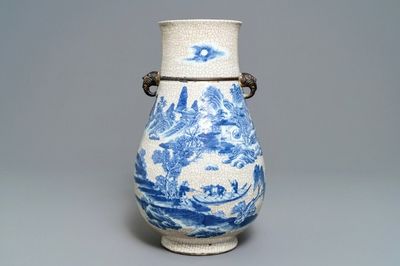 Un vase de forme hu en porcelaine de Chine bleu et blanc dite "de Nankin", 19ème