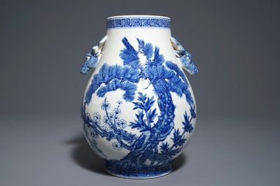 Un vase de forme hu en porcelaine de Chine bleu et blanc, marque de Qianlong, 19/20ème