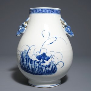 Un vase de forme hu en porcelaine de Chine bleu et blanc, marque de Qianlong, 19/20ème — photo 3