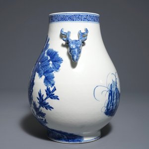 Un vase de forme hu en porcelaine de Chine bleu et blanc, marque de Qianlong, 19/20ème — photo 4