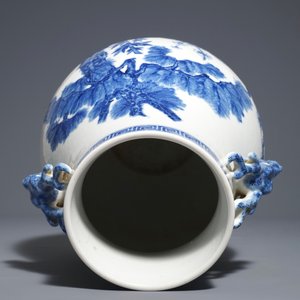 Un vase de forme hu en porcelaine de Chine bleu et blanc, marque de Qianlong, 19/20ème — photo 6