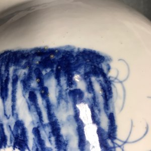 Un vase de forme hu en porcelaine de Chine bleu et blanc, marque de Qianlong, 19/20ème — photo 7