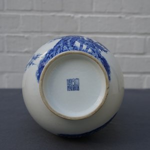 Un vase de forme hu en porcelaine de Chine bleu et blanc, marque de Qianlong, 19/20ème — photo 10