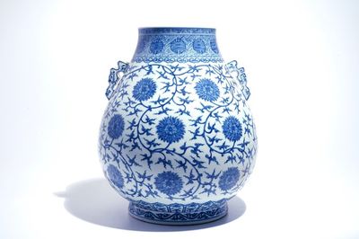 Un vase de forme hu en porcelaine de Chine bleu et blanc, marque de Qianlong, 20ème