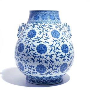 Un vase de forme hu en porcelaine de Chine bleu et blanc, marque de Qianlong, 20ème — photo 1