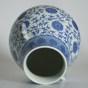 Un vase de forme hu en porcelaine de Chine bleu et blanc, marque de Qianlong, 20ème — photo 11