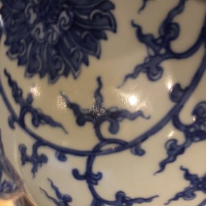 Un vase de forme hu en porcelaine de Chine bleu et blanc, marque de Qianlong, 20ème — photo 20