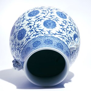Un vase de forme hu en porcelaine de Chine bleu et blanc, marque de Qianlong, 20ème — photo 5