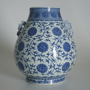 Un vase de forme hu en porcelaine de Chine bleu et blanc, marque de Qianlong, 20ème — photo 7