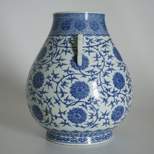 Un vase de forme hu en porcelaine de Chine bleu et blanc, marque de Qianlong, 20ème — photo 8