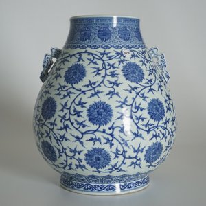 Un vase de forme hu en porcelaine de Chine bleu et blanc, marque de Qianlong, 20ème — photo 9