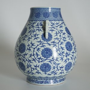 Un vase de forme hu en porcelaine de Chine bleu et blanc, marque de Qianlong, 20ème — photo 10