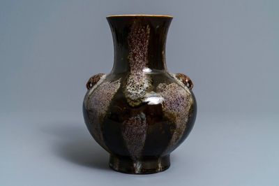 Un vase de forme hu en porcelaine de Chine brun flambé, marque de Kangxi, 19ème