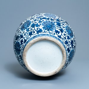 Un vase de forme hu en porcelaine de Chine en bleu et blanc, 19ème — photo 6