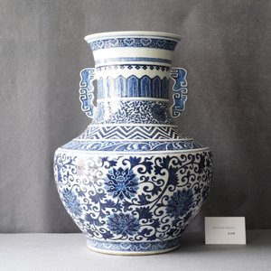 Un vase de forme hu en porcelaine de Chine en bleu et blanc, 19ème — photo 7