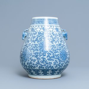 Un vase de forme hu en porcelaine de Chine en bleu et blanc, 19ème — photo 3