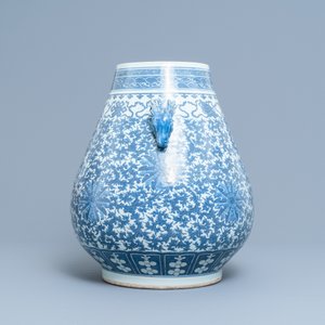 Un vase de forme hu en porcelaine de Chine en bleu et blanc, 19ème — photo 4