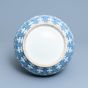 Un vase de forme hu en porcelaine de Chine en bleu et blanc, 19ème — photo 5