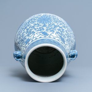 Un vase de forme hu en porcelaine de Chine en bleu et blanc, 19ème — photo 6
