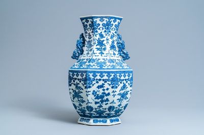 Un vase de forme 'hu' en porcelaine de Chine en bleu et blanc, marque de Qianlong, 19ème