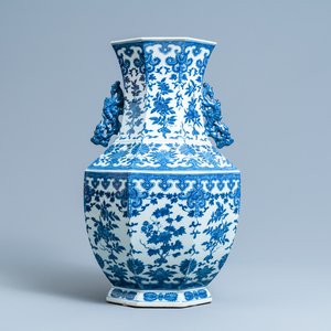 Un vase de forme 'hu' en porcelaine de Chine en bleu et blanc, marque de Qianlong, 19ème — photo 1