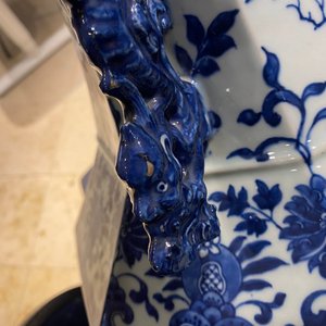 Un vase de forme 'hu' en porcelaine de Chine en bleu et blanc, marque de Qianlong, 19ème — photo 11