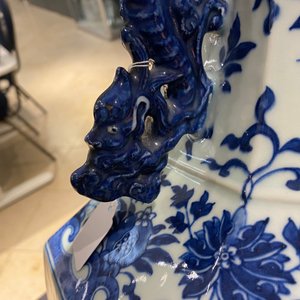 Un vase de forme 'hu' en porcelaine de Chine en bleu et blanc, marque de Qianlong, 19ème — photo 15