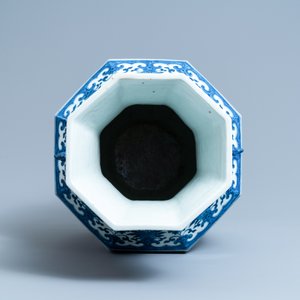 Un vase de forme 'hu' en porcelaine de Chine en bleu et blanc, marque de Qianlong, 19ème — photo 6