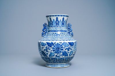 Un vase de forme 'hu' en porcelaine de Chine en bleu et blanc, marque de Qianlong, 19ème