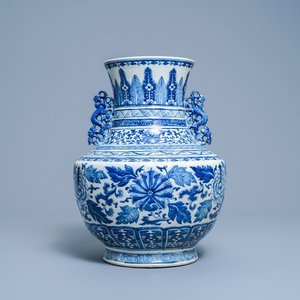 Un vase de forme 'hu' en porcelaine de Chine en bleu et blanc, marque de Qianlong, 19ème — photo 1